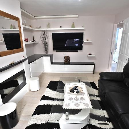 Immaculate 2-Bed Apartment In Isleworth By River Eksteriør bilde