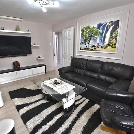 Immaculate 2-Bed Apartment In Isleworth By River Eksteriør bilde
