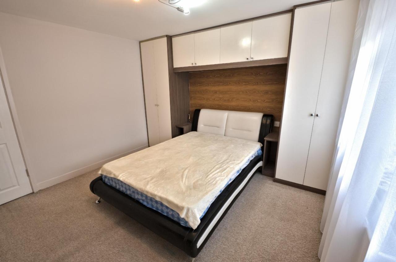 Immaculate 2-Bed Apartment In Isleworth By River Eksteriør bilde