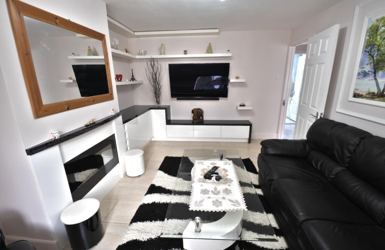 Immaculate 2-Bed Apartment In Isleworth By River Eksteriør bilde