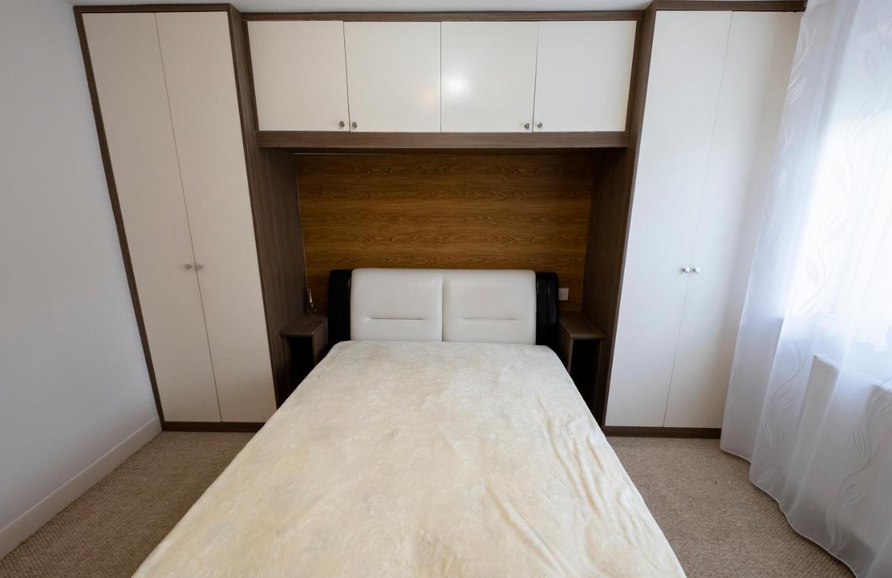Immaculate 2-Bed Apartment In Isleworth By River Eksteriør bilde