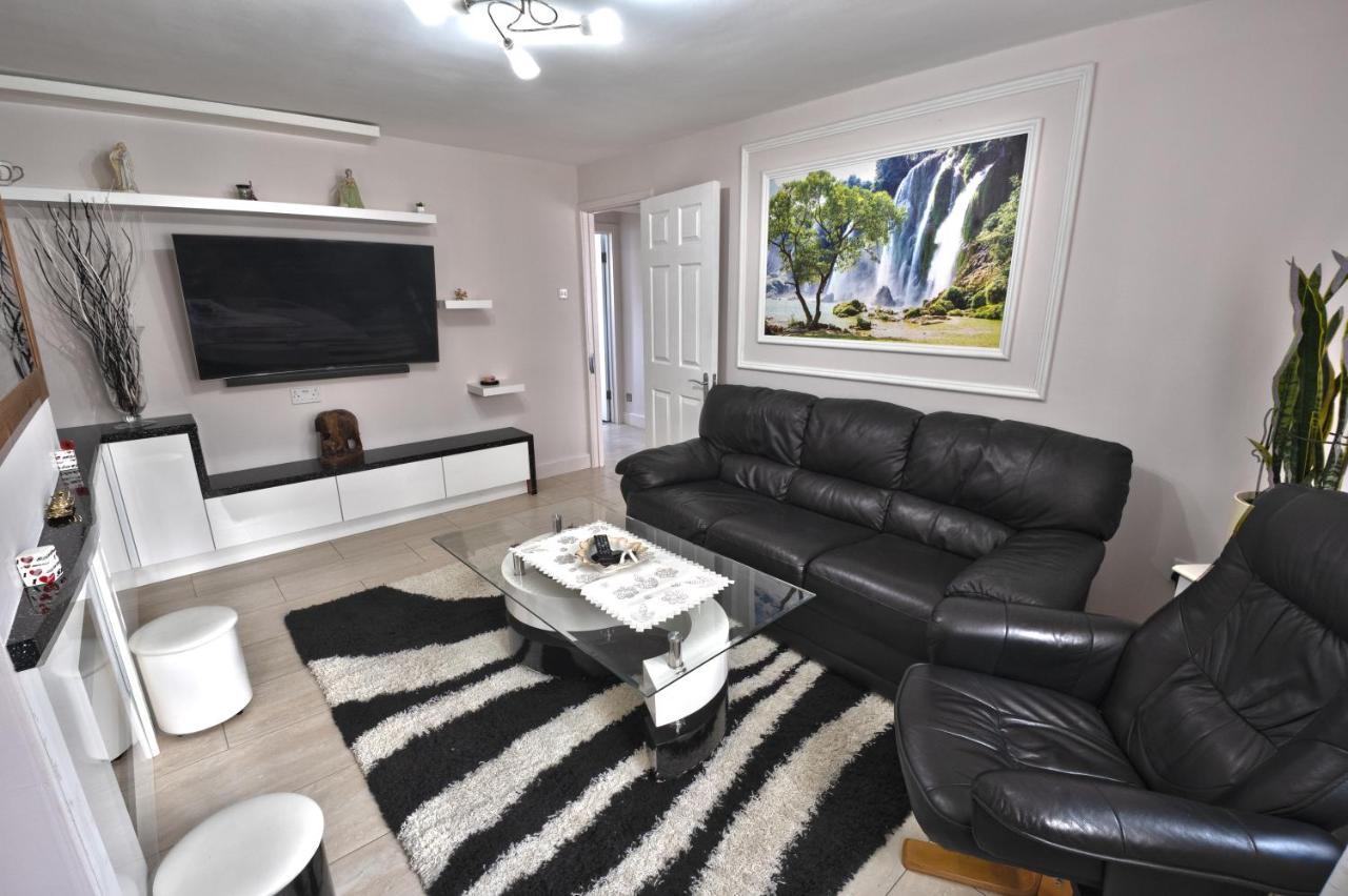 Immaculate 2-Bed Apartment In Isleworth By River Eksteriør bilde