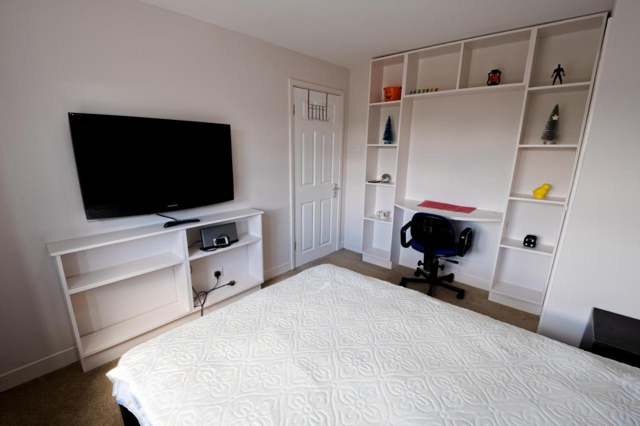 Immaculate 2-Bed Apartment In Isleworth By River Eksteriør bilde